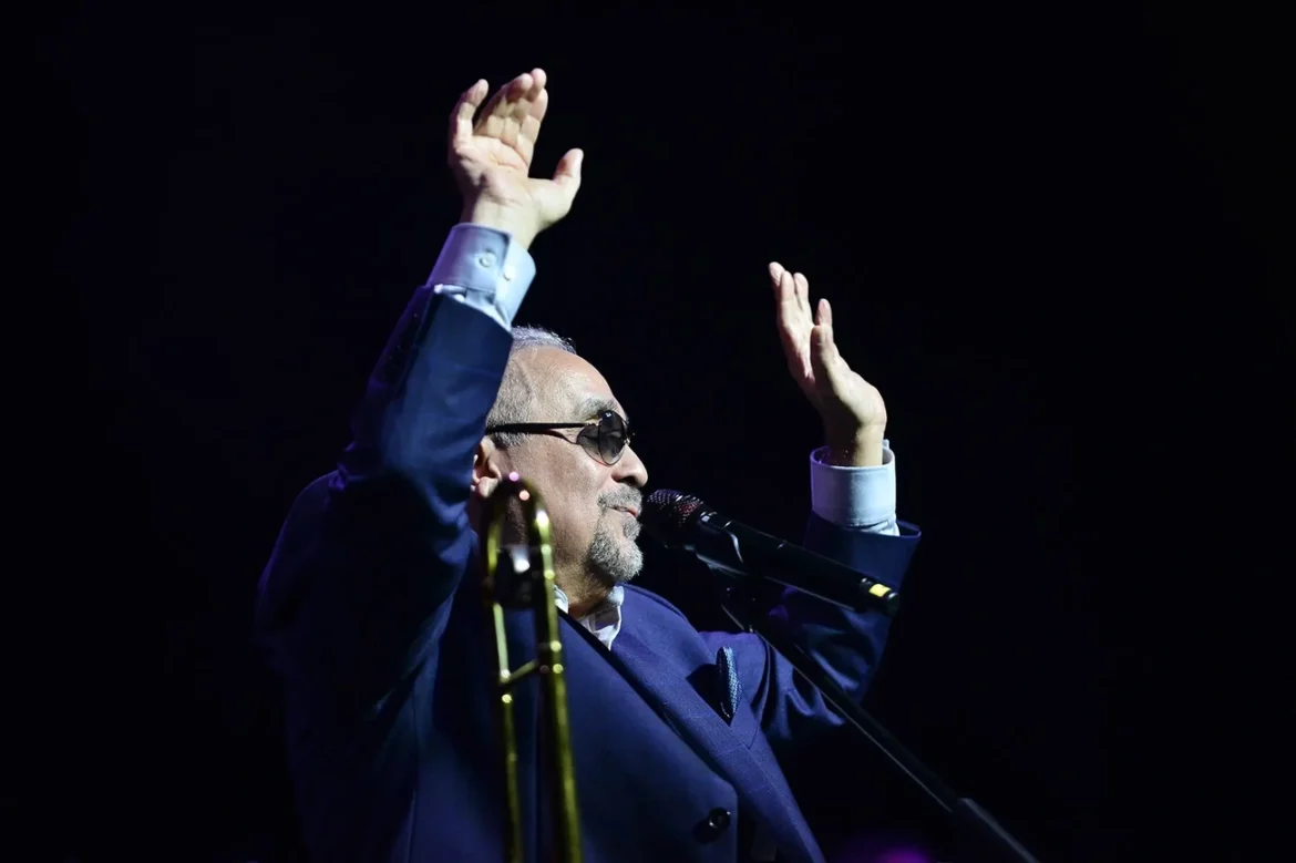 Bad Bunny Homenageia Willie Colón em Show no Brasil