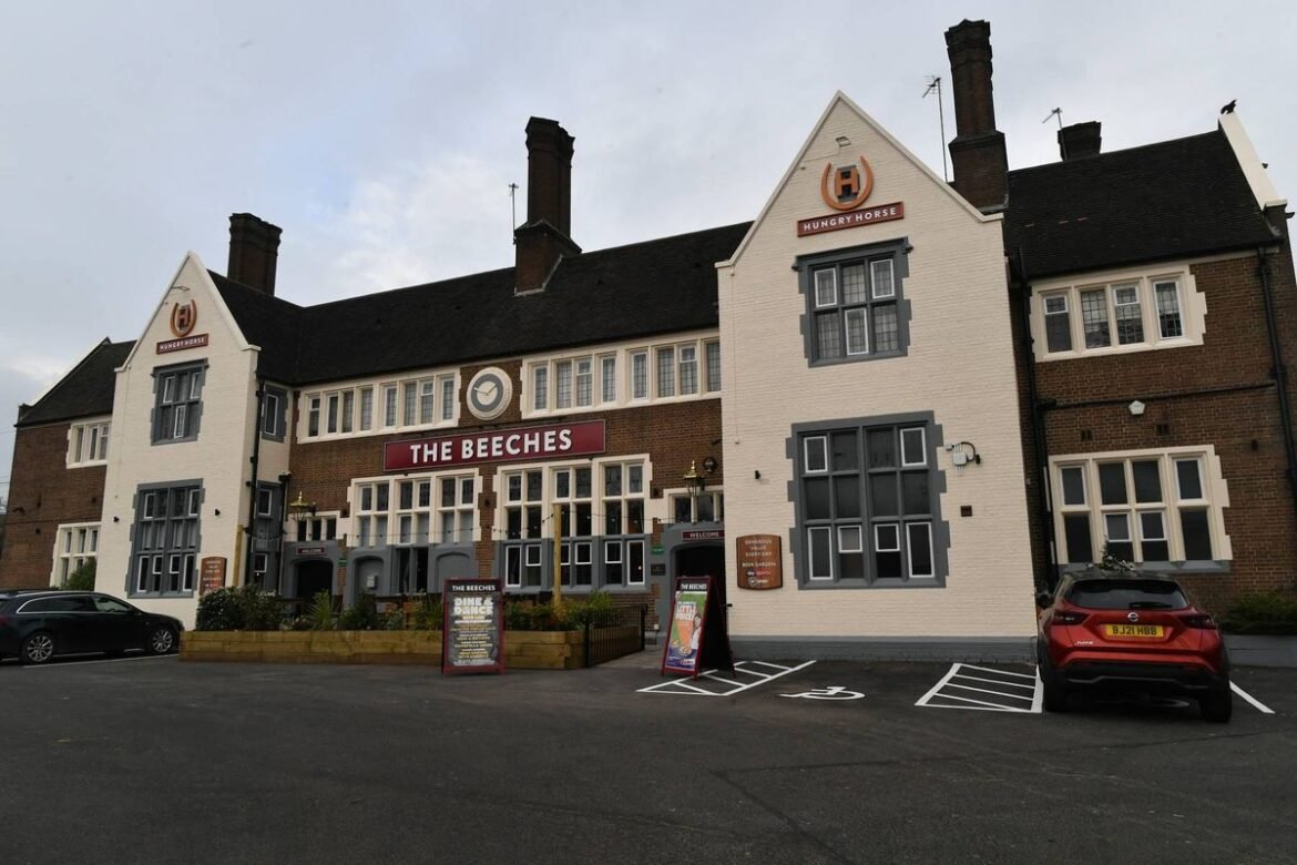 Briga de pub da Copa do Mundo da Inglaterra enquanto socos são dados e ‘facão é brandido’ na cervejaria
