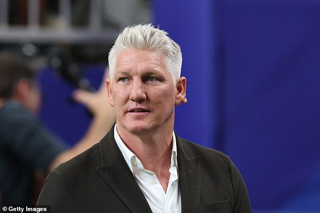 O técnico da Costa do Marfim classifica Bastian Schweinsteiger de ‘racista’ depois que ex-astro do Man United e da Alemanha afirma que seu time jogou ‘futebol africano selvagem’