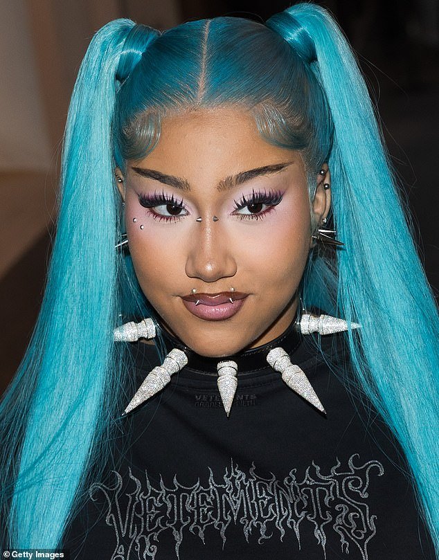 A filha de Kim Kardashian, North West, 13, fica chocada NOVAMENTE com o nariz e os lábios após um piercing furioso no dedo.