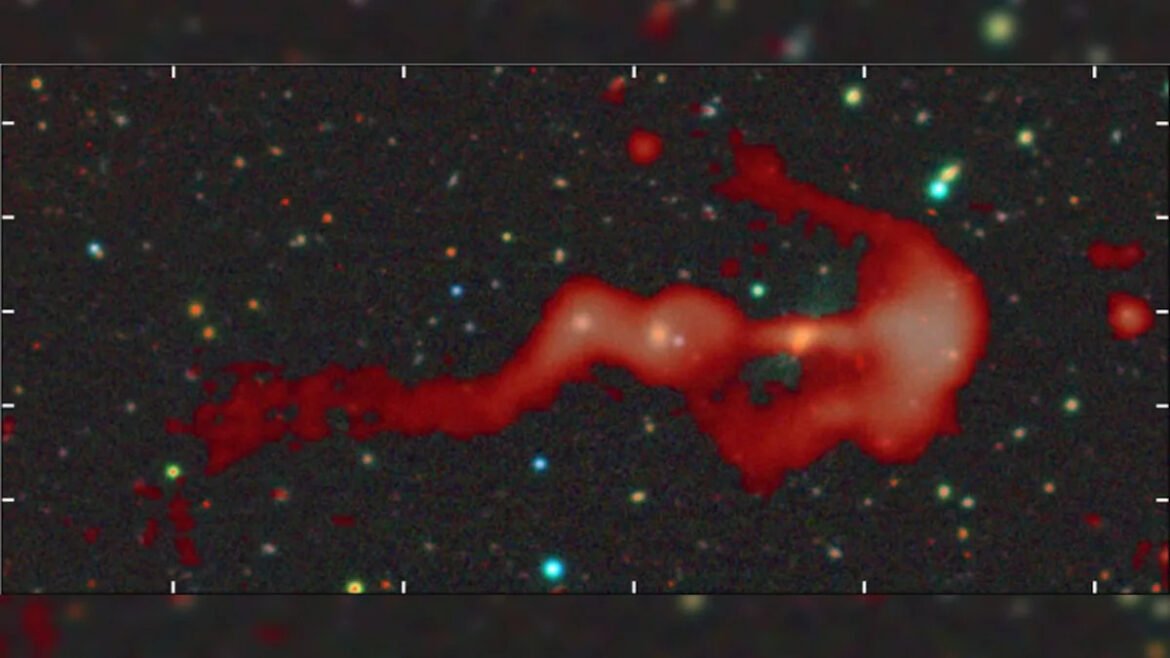 A estranha estrutura brilhante de ‘arco e flecha’ pode ser uma gigante onda de choque cósmica criada por uma galáxia supersônica c…