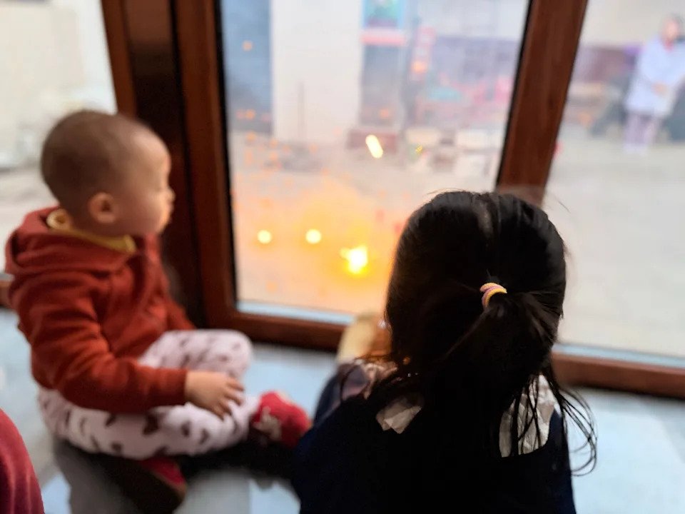 Cresci na China, mas estou criando minha filha em Los Angeles. A viagem de volta para a família me fez repensar minha paternidade.
