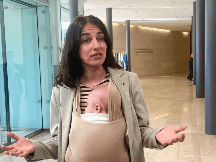 Ministra compareceu ao encontro com filho de 3 meses, VÍDEO: Ministra da Suécia fez discurso com a criança no colo; Disse: A carreira não para quando você se torna mãe
