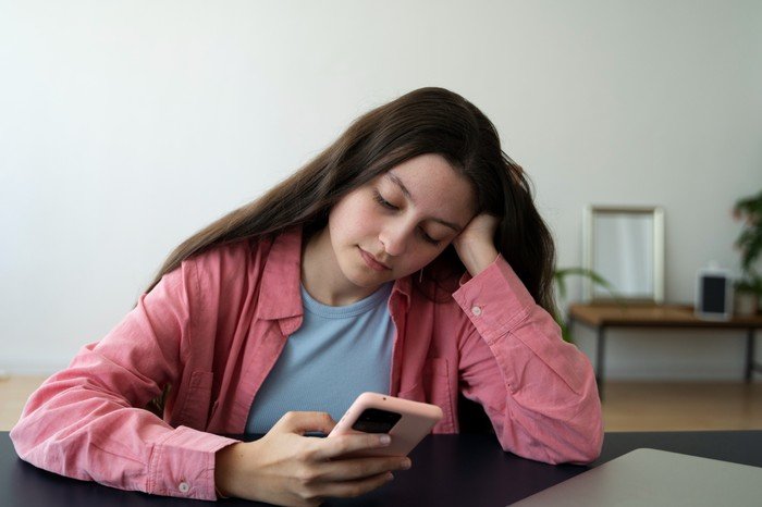 O comportamento de pessoas que raramente atualizam seu status nas redes sociais
