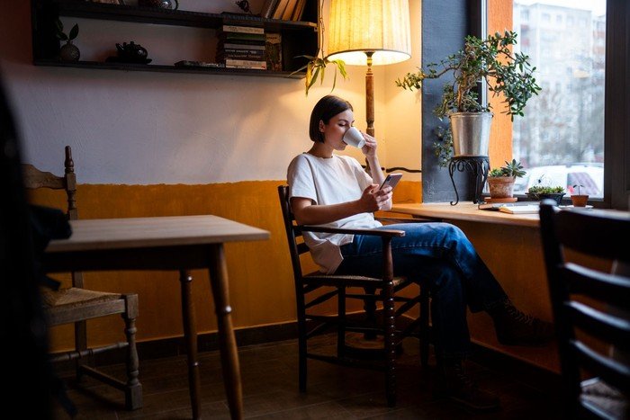 Características de personalidade de mulheres que se sentem confortáveis ​​em Calm Cafés