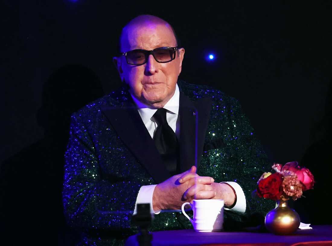 Clive Davis, produtor musical e importante artista pop, morre aos 94: NPR