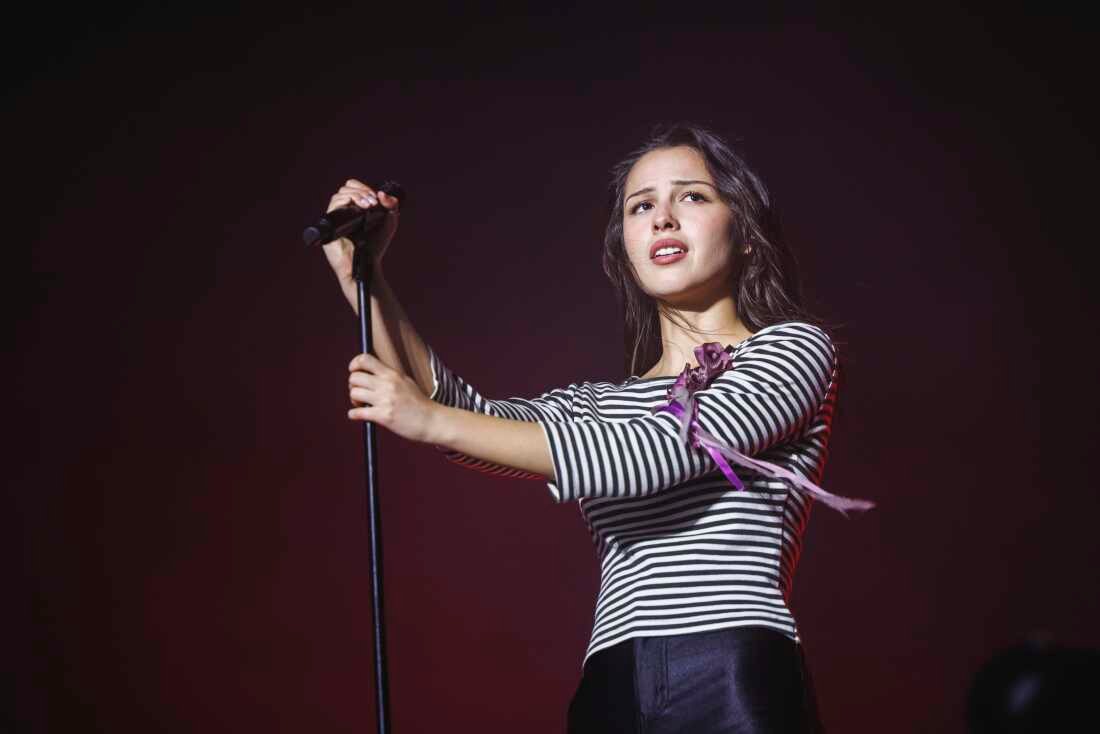 Olivia Rodrigo conquistou as paradas pop na primeira semana de seu álbum: NPR
