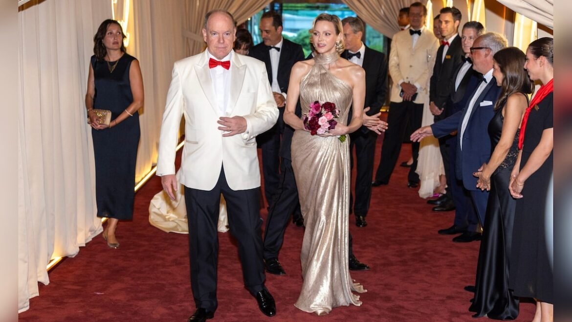 Princesa Charlène brilha em um vestido dourado com cauda