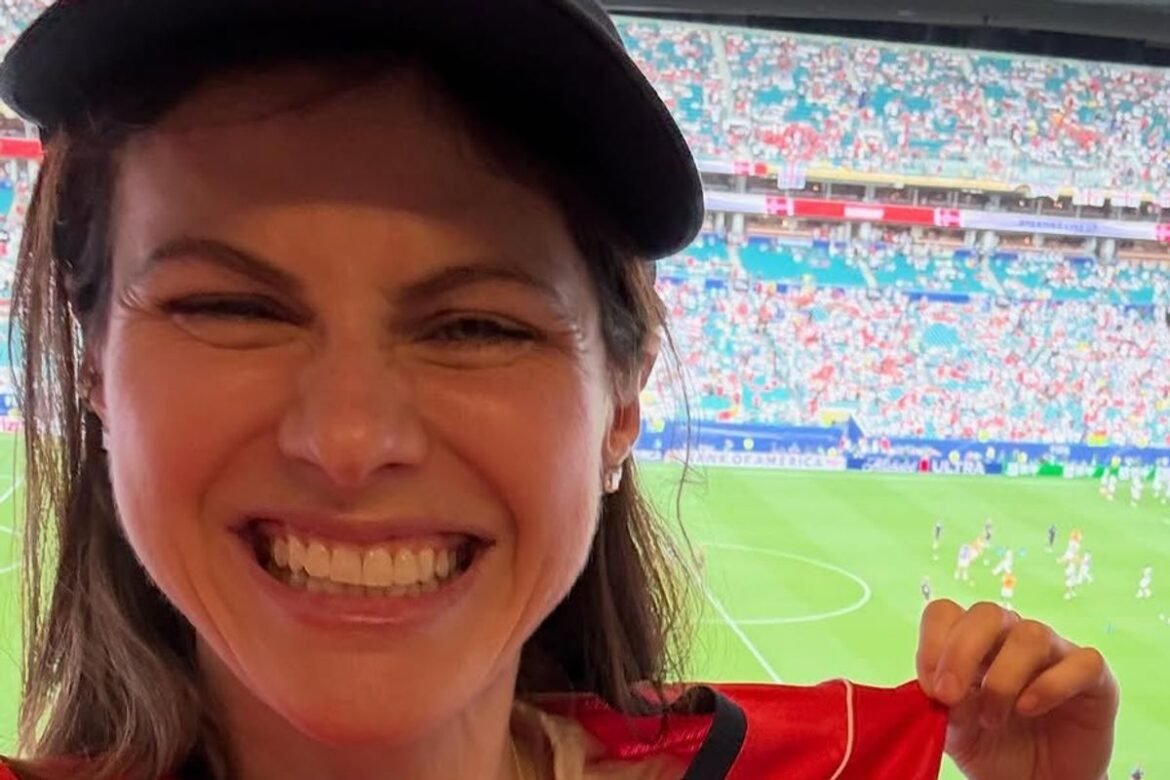 Alexandra Daddario cai de queixo na Inglaterra e é expulsa do jogo contra a Noruega