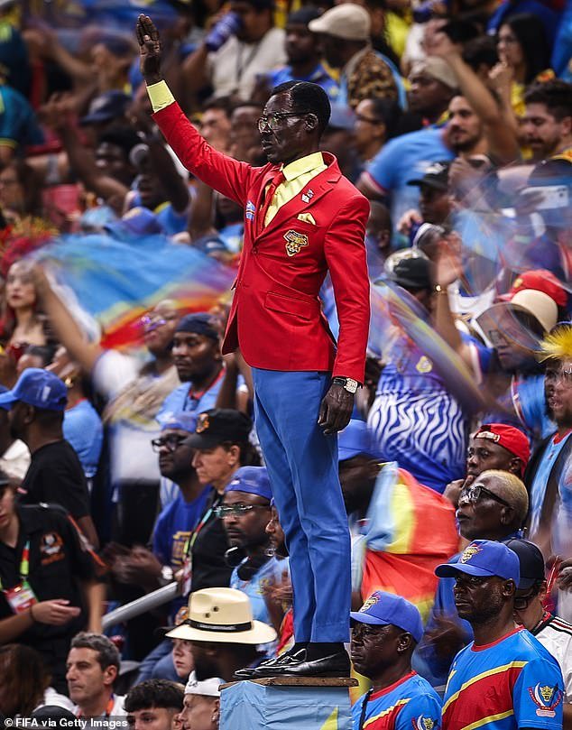 A estátua do superfã da RD Congo NÃO comparecerá ao confronto da Copa do Mundo contra a Inglaterra e está preso no México depois de ter o visto dos EUA recusado – com a versão da Geração Z definida para substituí-lo