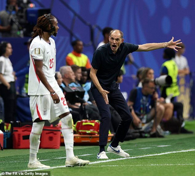 Ele é o técnico que balança o dedo e conduz furiosamente seus jogadores ingleses à vitória após a vitória. Mas há um lado surpreendentemente mais suave e romântico no Tuchel Tornado