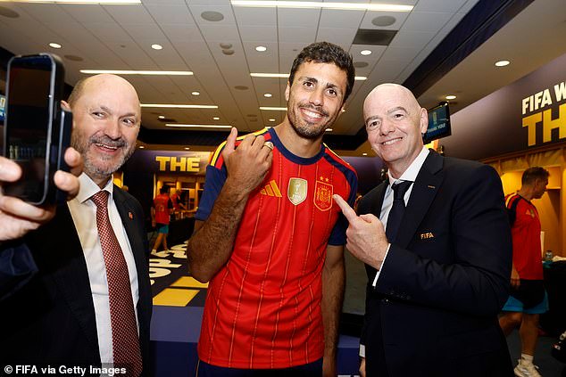 O presidente da FIFA, Gianni Infantino, entra no vestiário da Espanha para distribuir anéis de ouro estilo Super Bowl aos campeões da Copa do Mundo