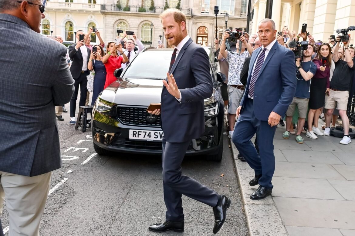 Rei Charles se reúne com Príncipe Harry, Meghan Markle e seus filhos