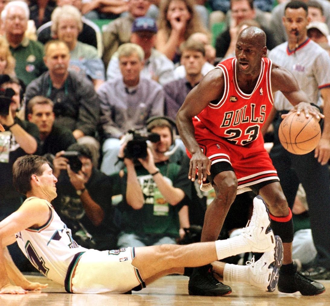 Tênis de Michael Jordan para as finais da NBA de 1998 são vendidos pelo valor recorde de US$ 2,2 milhões
