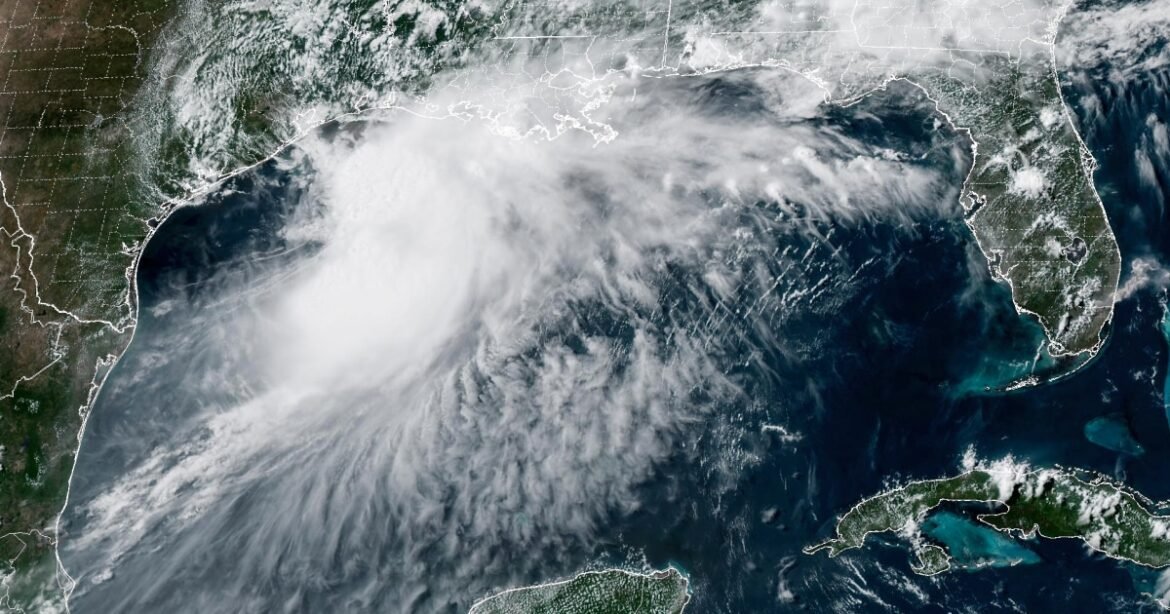 A tempestade tropical Arthur é a primeira tempestade da temporada e traz ameaças de enchentes