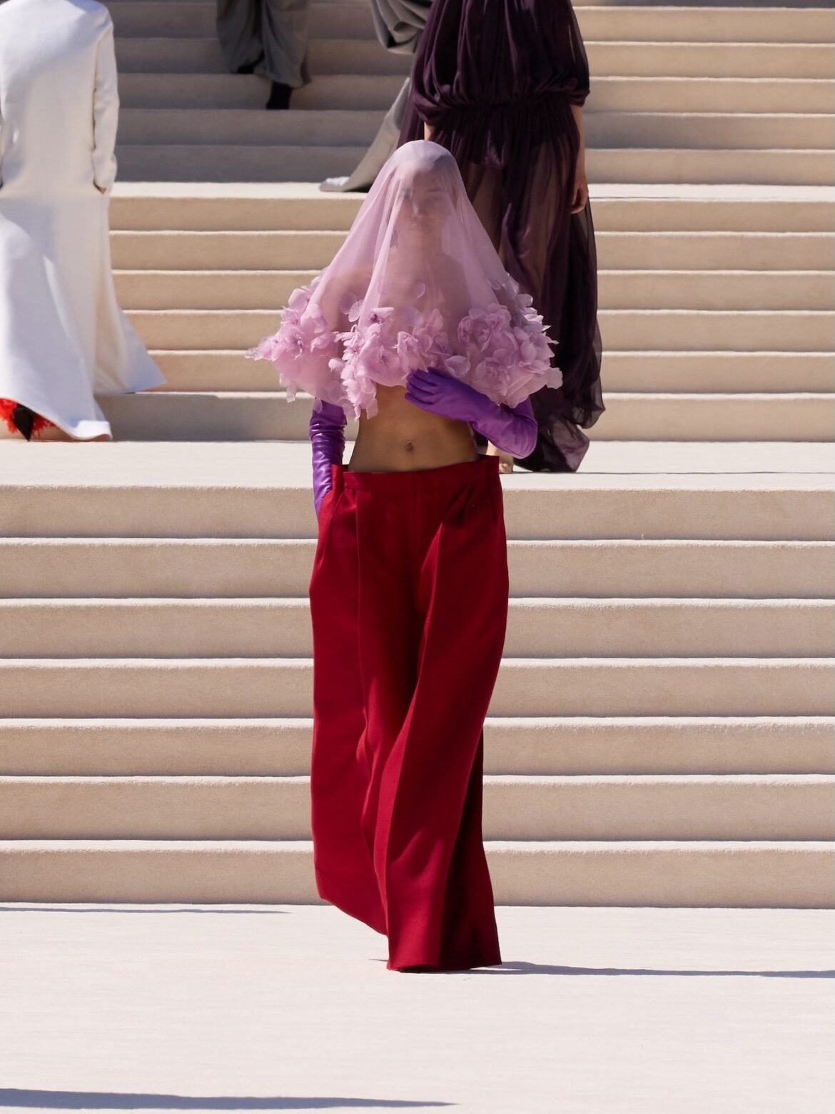 Na Balenciaga, a abordagem de Piccioli é algo completamente diferente