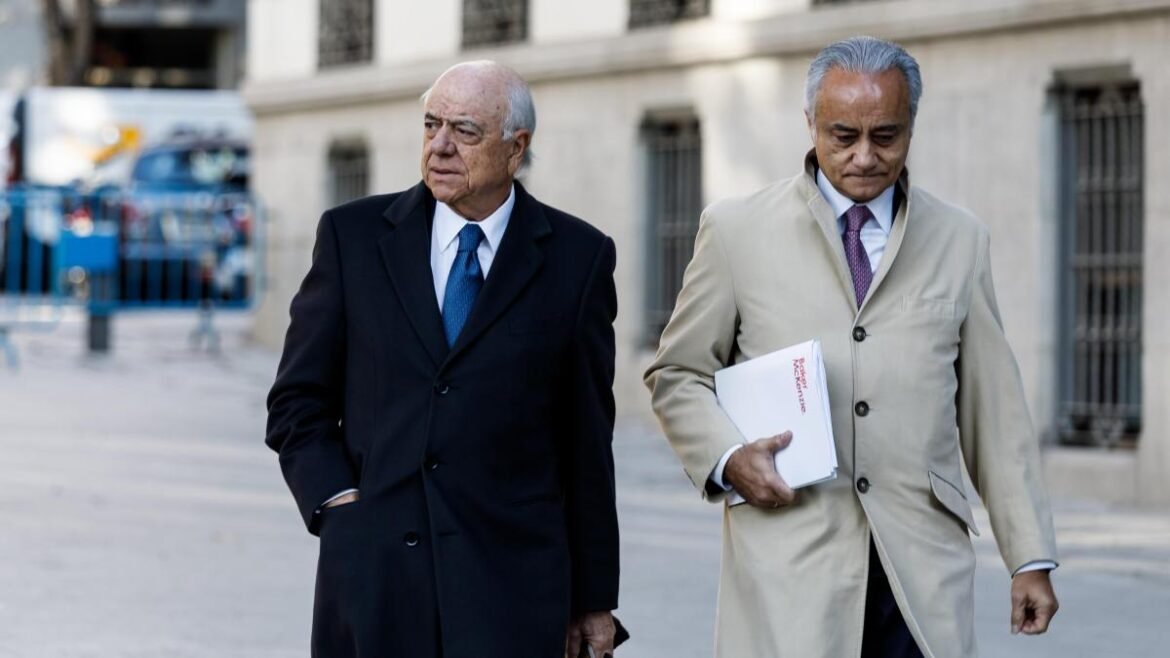 O Tribunal Nacional abriu um processo contra o BBVA, seu ex-presidente e outras 14 pessoas por supostamente ordenarem a autorização de Villarejo.
