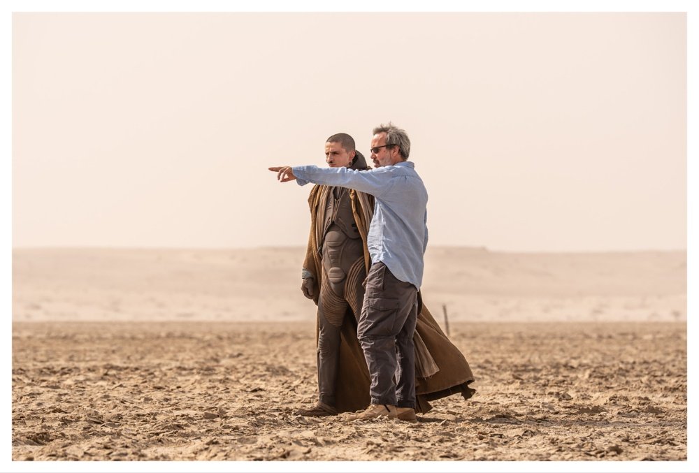 Timothée Chalamet retorna ao deserto de Abu Dhabi em imagens do BTS