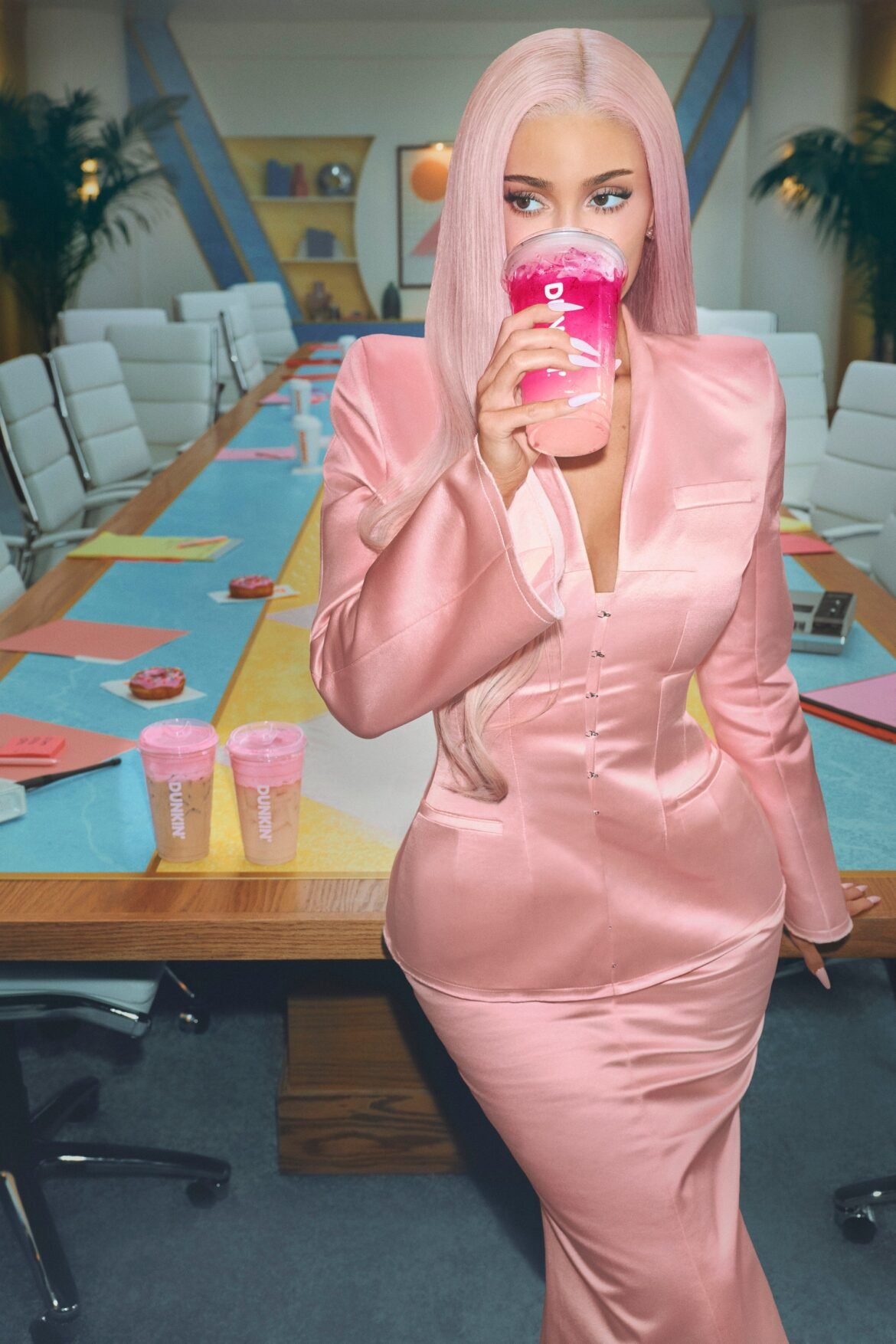 Kylie Jenner revisita a era do Rei Kylie para uma colaboração rosa da Dunkin ‘