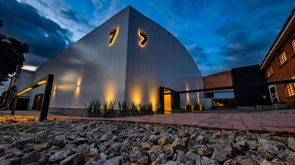 TIS Studios inaugura palco 7 e amplia centro de produção em Bogotá
