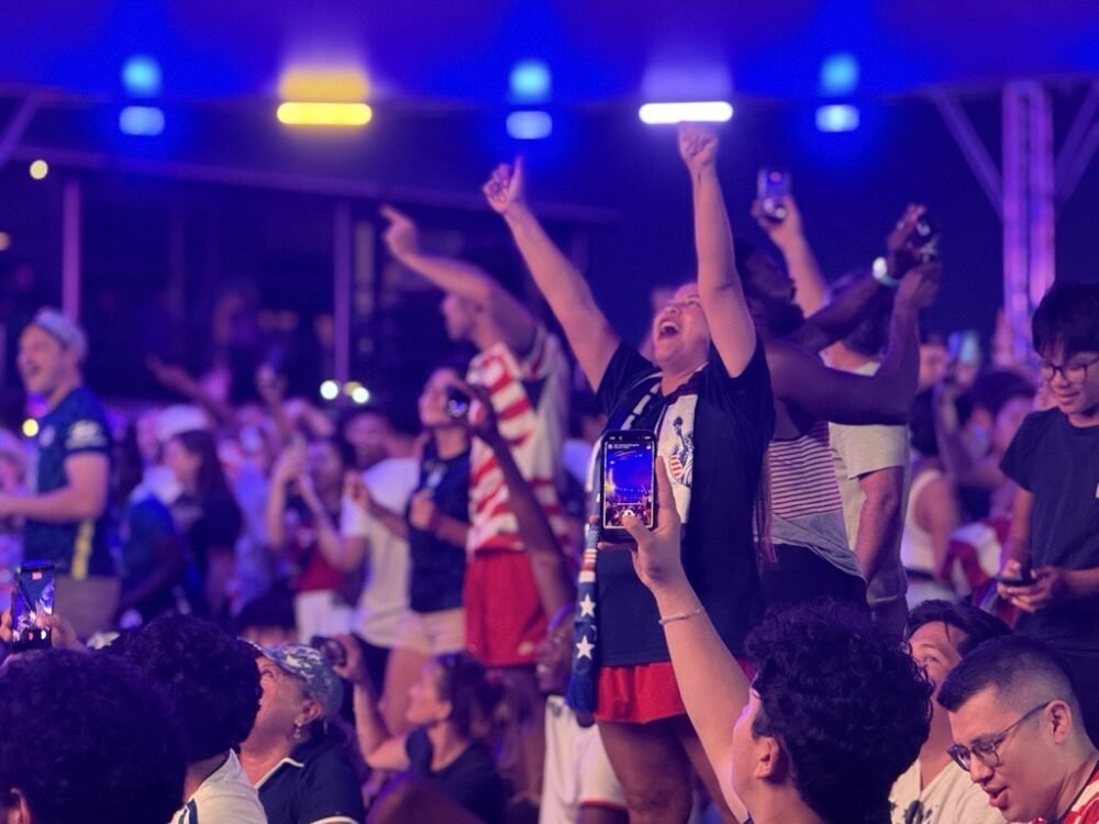 O que celebrar o futebol americano e a independência americana significa para esses fãs em Houston – Houston Public Media