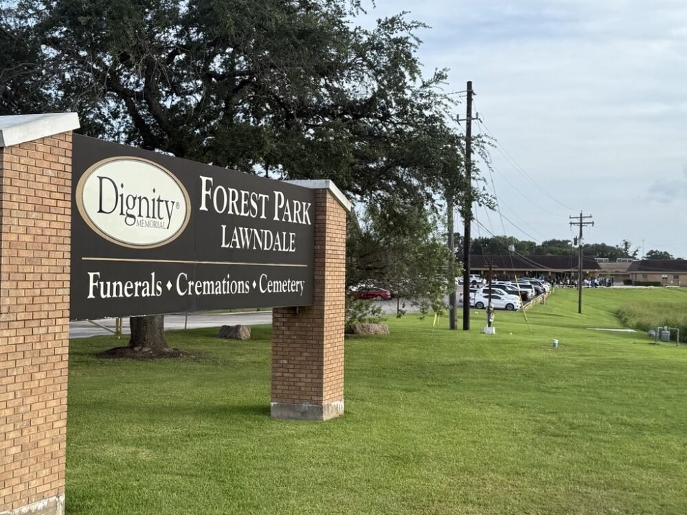 Moradores de Houston se lembram de Lorenzo Salgado Araujo no funeral, dias após o tiroteio no ICE – Houston Public Media