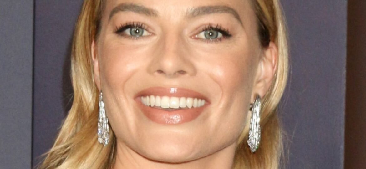 Margot Robbie ‘perfeita’ mergulhando em um maiô branco
