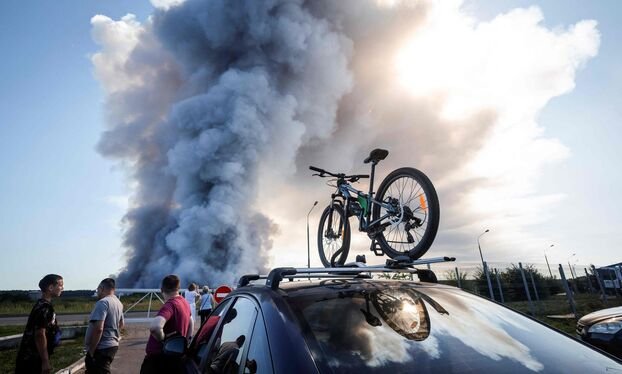 Enormes chamas e fumaça preta: imagens de um centro logístico e depósito de petróleo perto de Moscou atacado por drones ucranianos