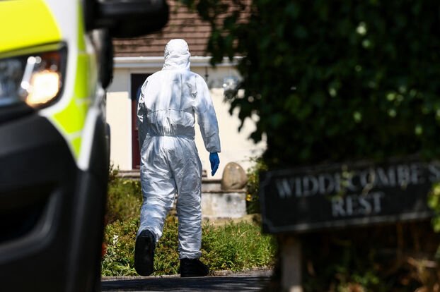 Ex-ministra e eurodeputada misteriosamente encontrada morta em sua casa, uma investigação em andamento e uma vila no Reino Unido em estado de choque