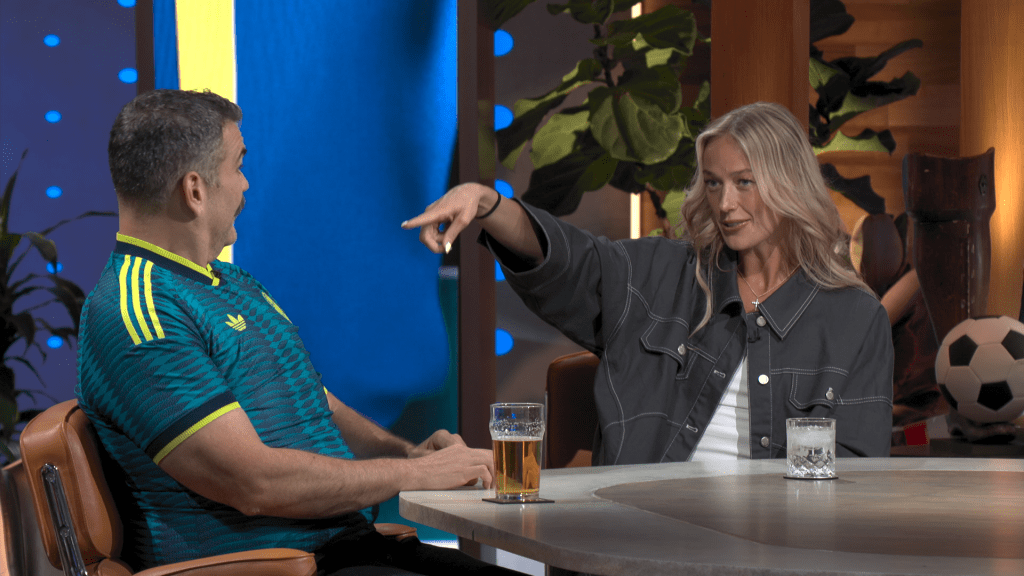 James Corden reúne equipe do ‘Late Late Show’ para a Copa do Mundo após o expediente