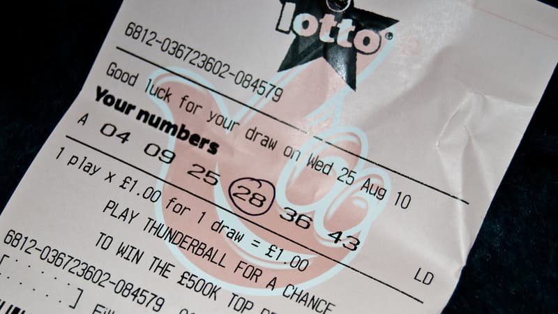 Bilhete vencedor da loteria mostrando o jackpot de £ 12 milhões jogado fora acidentalmente no Reino Unido, investigação iniciada