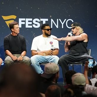 Tom Brady está dando um tapa na arte performática ou na arte performática de Logan Paul?