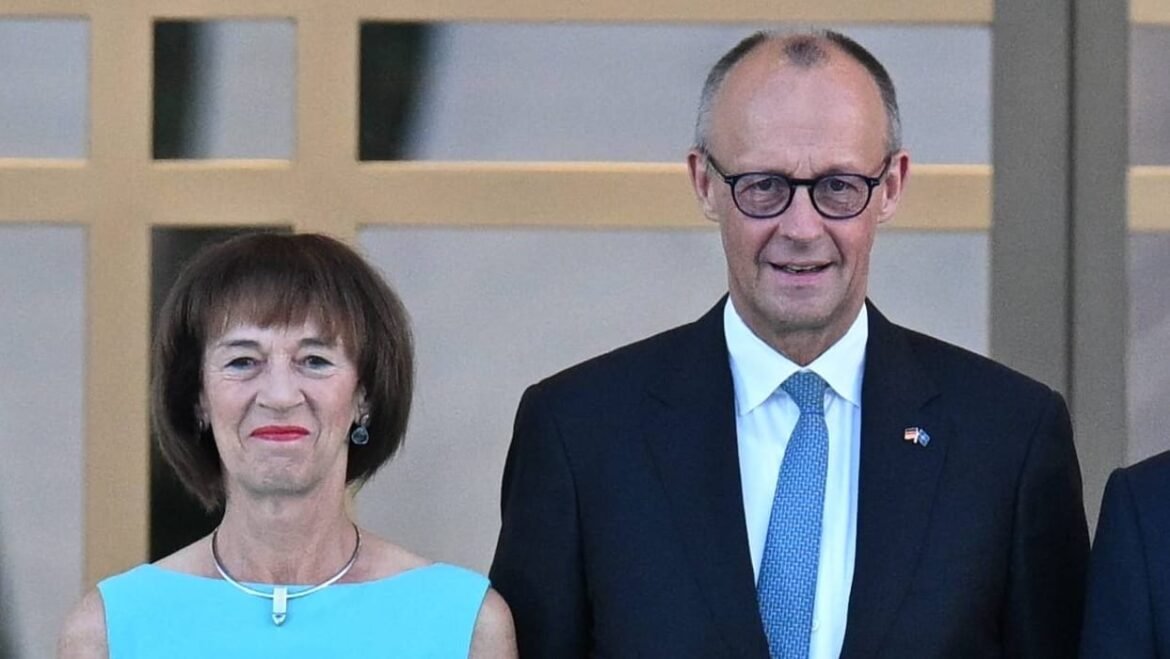 A esposa de Friedrich Mertz chama a atenção na cúpula da OTAN