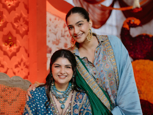 A cerimônia pré-casamento da irmã de Arjun Kapoor começa: muitas estrelas, incluindo Sonam, Janhvi e Varun, comparecem ao mehndi de Anshula Kapoor.