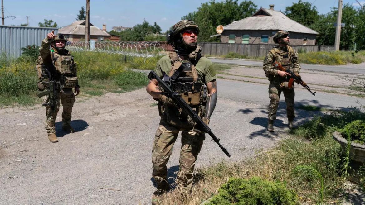 A Rússia diz que 72 drones ucranianos foram abatidos sobre São Petersburgo. batida de óleo terminal