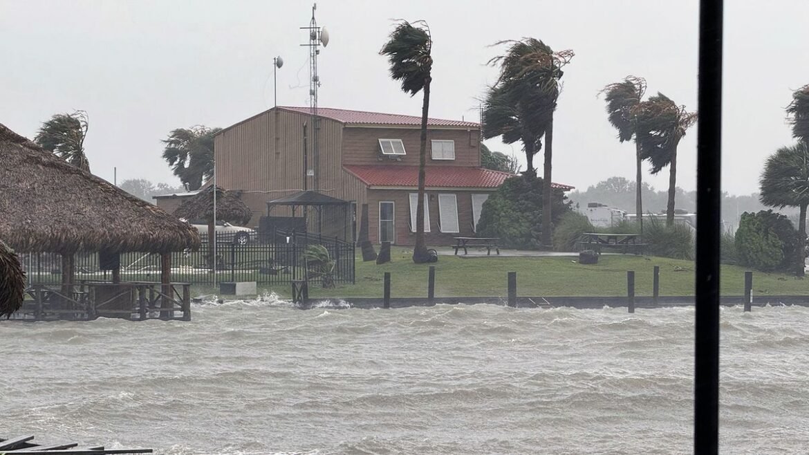 Texas enfrenta tornados e inundações repentinas ao mesmo tempo