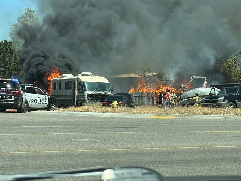 Incêndio em Idaho Falls causa danos a casas e vários veículos