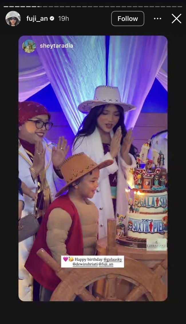 O estilo Fuji Cosplay se torna ‘One Piece’ Nico Robin na gala de aniversário da Sky, uma prévia