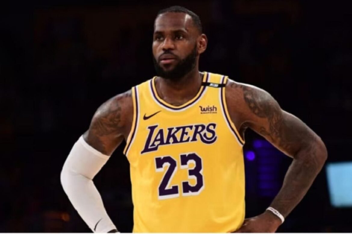 Agente diz que LeBron James está sendo alvo de 10 clubes após deixar o Lakers