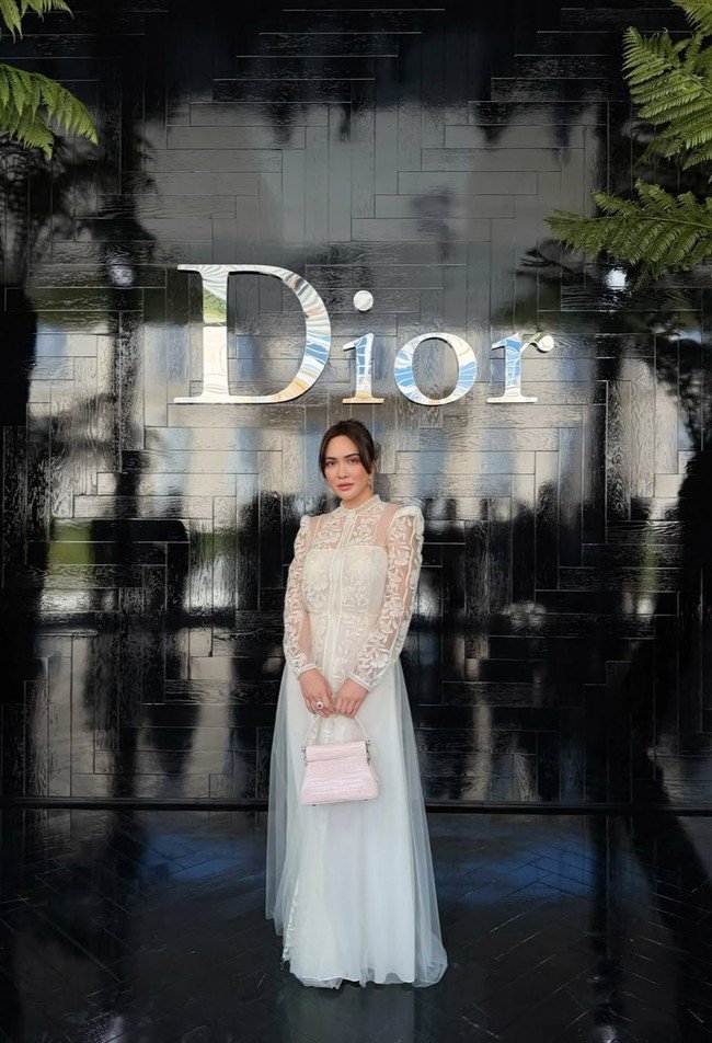 O estilo clássico de Shandy Aulia na Dior Haute Couture Paris, posando com Han So Hee