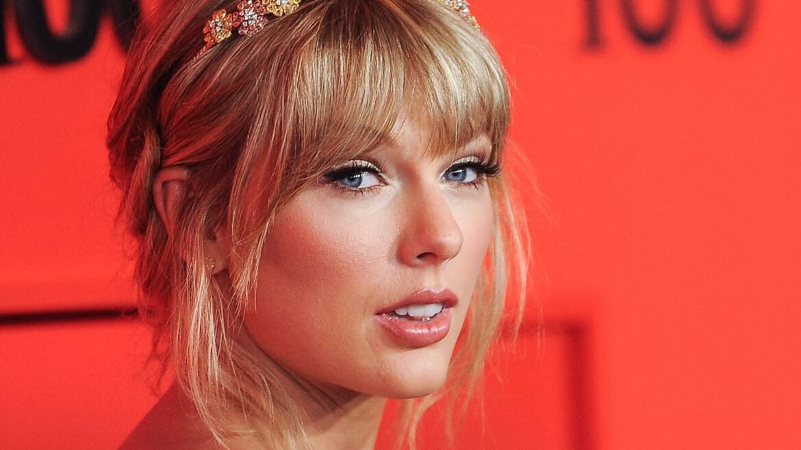 A estrela de “Gossip Girl” perde o casamento de Taylor Swift