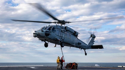 Um helicóptero da Marinha dos EUA faz um pouso de emergência no Mar da Arábia. um membro da tripulação está desaparecido