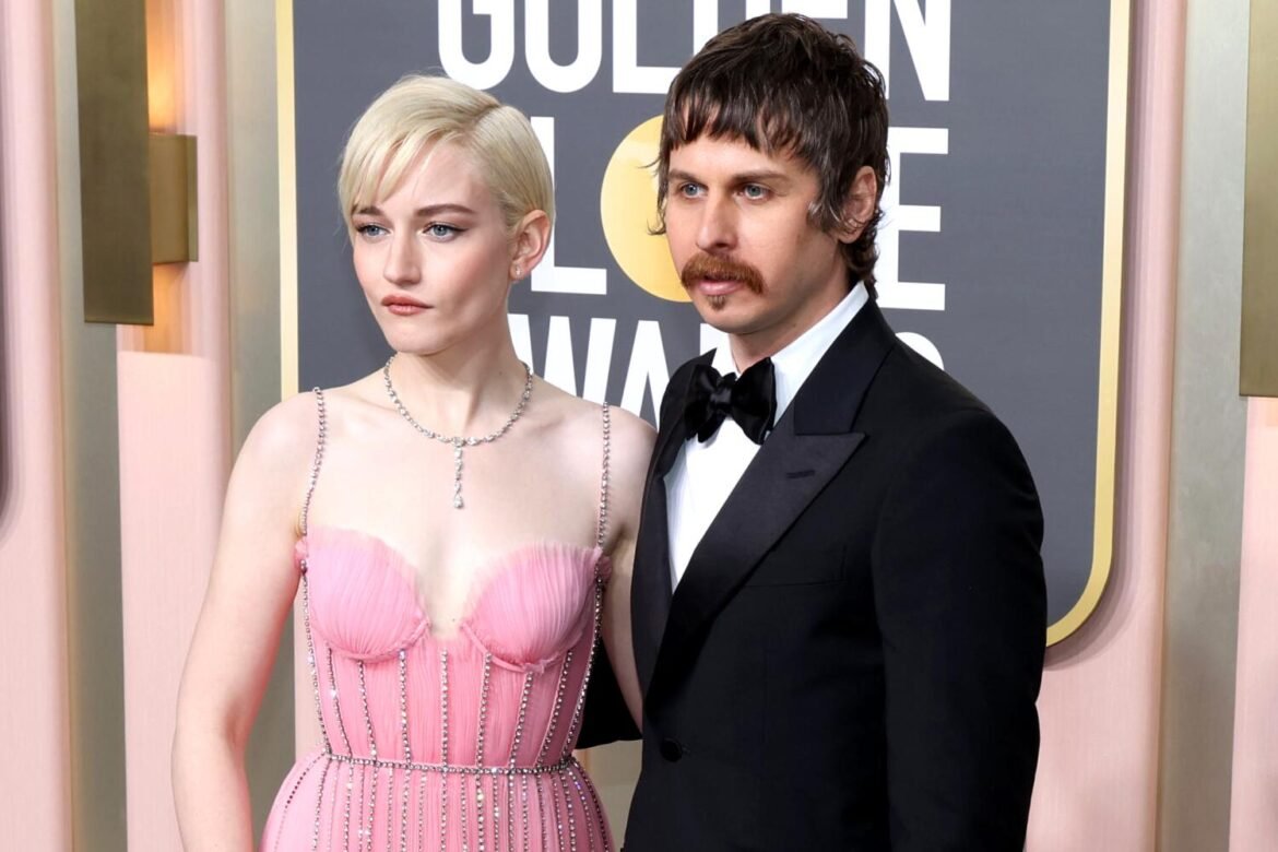 Julia Garner e Mark Foster se separaram após quase seis anos de casamento