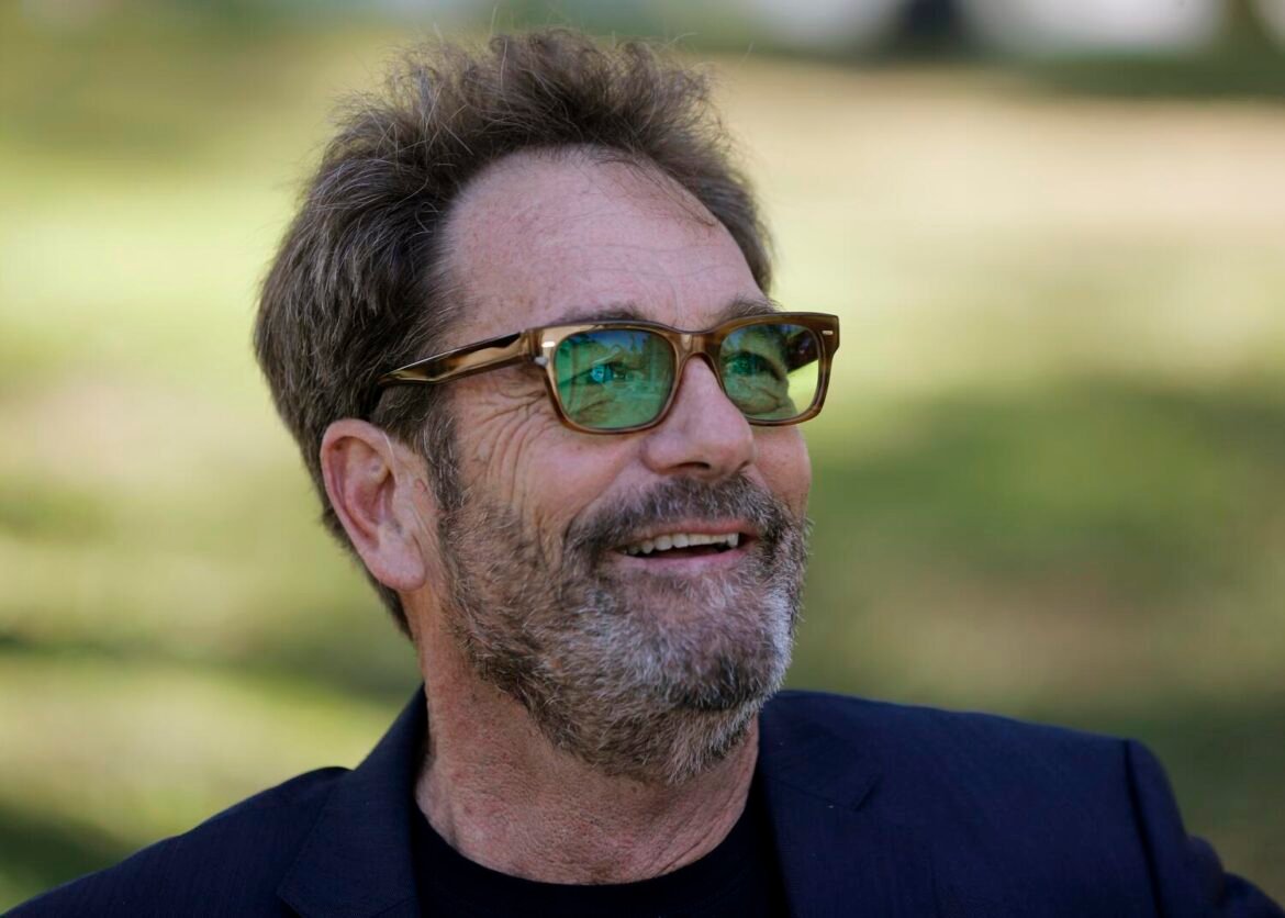 Huey Lewis não consegue curtir música porque na verdade é surdo.