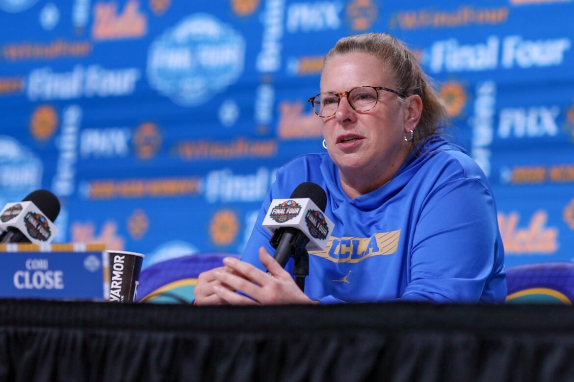 O basquete feminino da UCLA adota padrões mais rígidos na repetição da candidatura