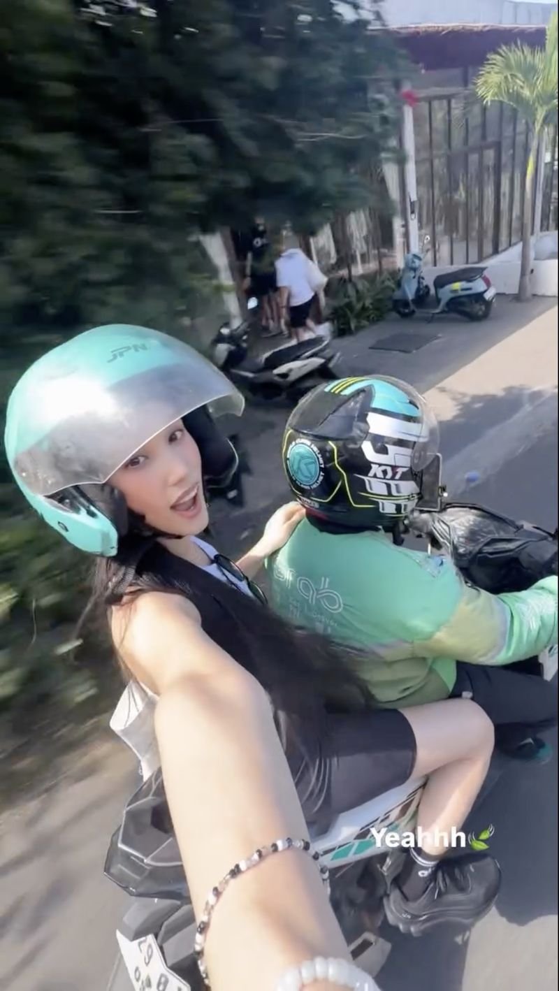 Viral Huening Bahiyyih Montando Ojol em Bali, a conversa com o motorista deixa você com ciúmes