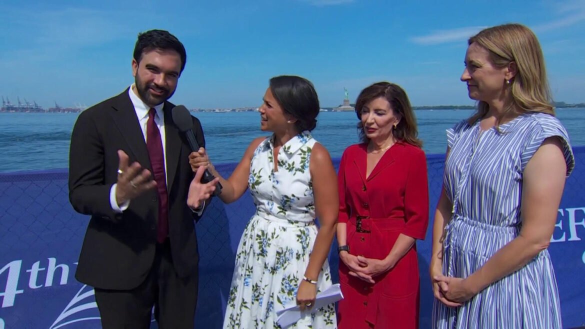 Zohran Mamdani, famoso sempre de camisa, mostra hoje que essa camisa saiu durante a onda de calor do dia 4 de julho em Nova York